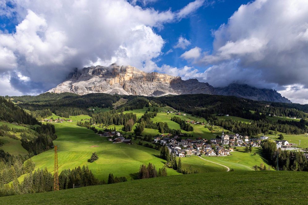 Blick auf Badia mit dem Heiligenkreuzkofel