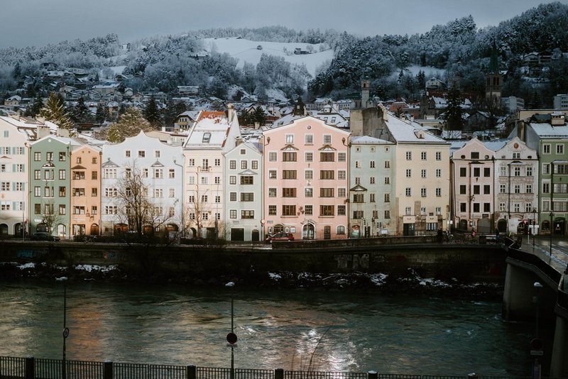 Entdecke die Magie von Innsbruck - Streetphotography in den majestätischen Bergen!