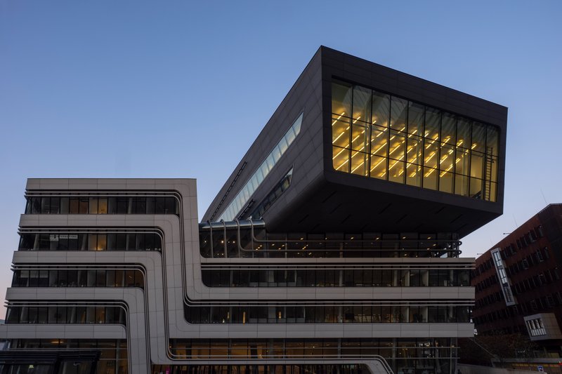 Architektur Fotowalk Wirtschaftsuniversität Wien mit Blauer Stunde