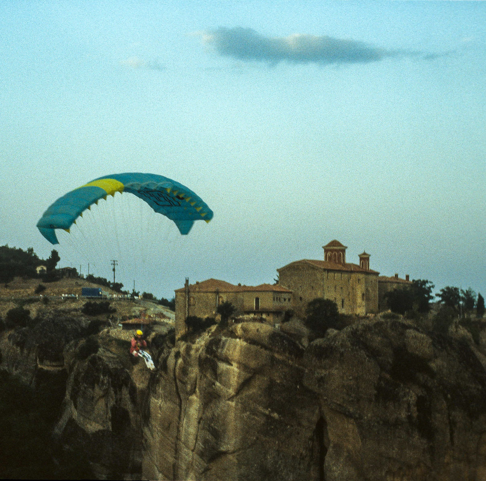 Paragleiten bei den Meteora Klöster in Griechenland